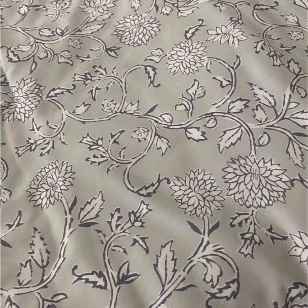 Queen comforter set. 2 shams,2 decorative pillows,and 1 pink throw.Sheet set.